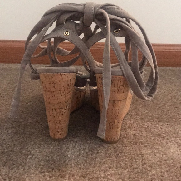 Guess light grey wedges size 6 1/2 - Picture 2 of 6